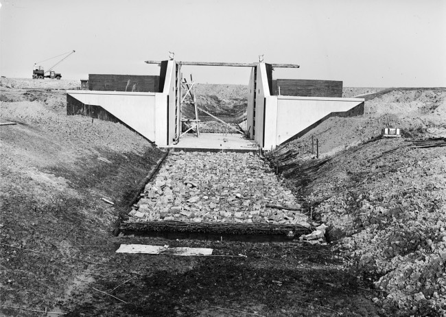 De bouw van een sluis bij Ooltgensplaat