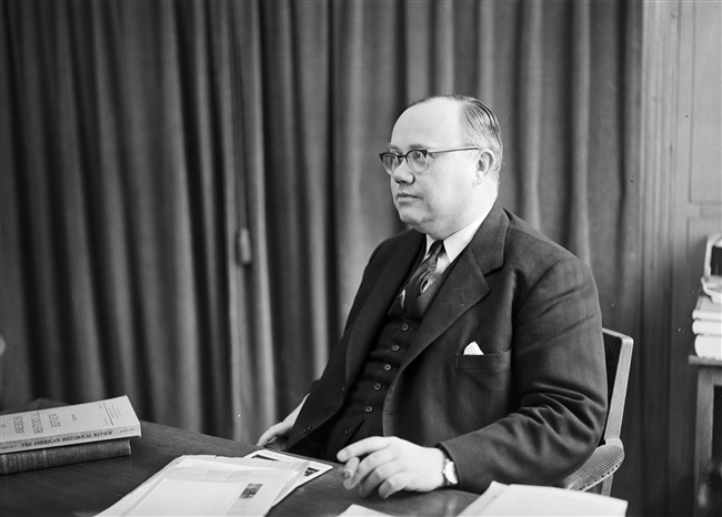 Gedeputeerde Harm van Riel in zijn werkkamer, 1958