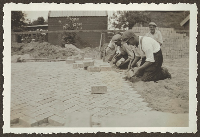 Van Klaverweijdeweg krijgt klinkerbestrating, Hoogmade, 1933