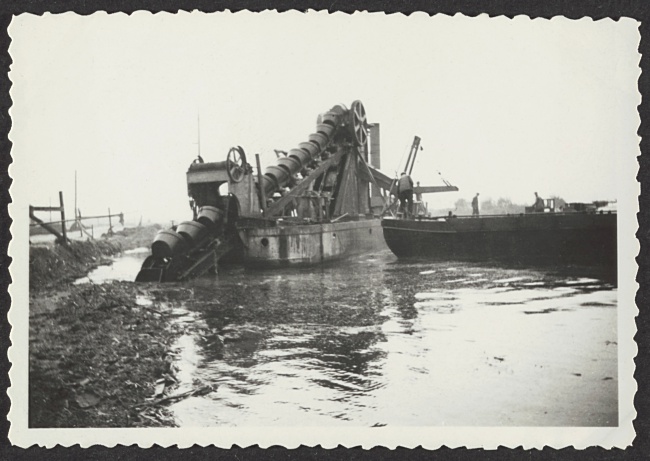 Wegbaggeren van de Zijloever in Leiderdorp, 1935