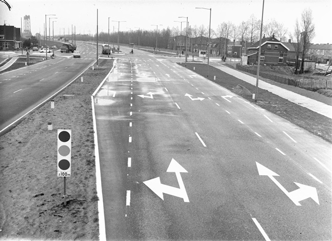 Kruising provinciale weg nr. 32 met de Rozenlaan en de Stationsstraat in Spijkenisse.