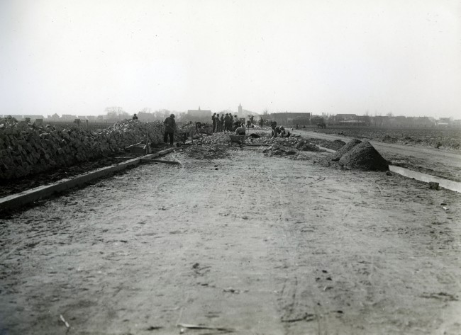 De aanleg van een weg door de Provinciale Waterstaat in Zuid-Holland. Deze foto is gemaakt tussen 1920 en 1940.