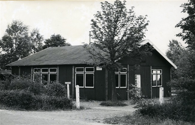 Districtskantoor 'De Loet' van de Provinciale Waterstaat in Zuid-Holland. Vanuit dit kantoor werden het beheer en het onderhoud van de provinciale wegen in de regio gecoördineerd. De foto is waarschijnlijk gemaakt tussen 1960 en 1969.