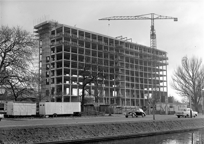 Het betonskelet van de hoogbouw van het nieuwe provinciehuis, gezien vanaf de Koninginnegracht.