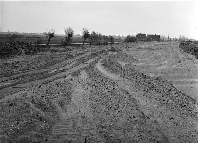 Aanleg van de (drijvende) weg nr. 29 tussen Gouda, Stolwijk en Bergstoepseveer, door de Provinciale Waterstaat in Zuid-Holland.