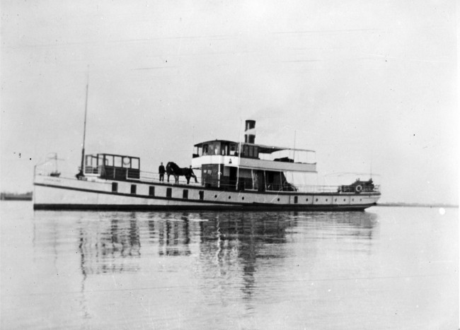 Veerboot Notaris van den Blink die de veerdienst onderhield tussen Brielle en Rozenburg, rond 1939. Reproductie uit 1955.