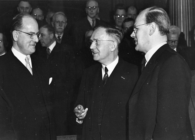 Ir. L.T. van der Wal (midden) en F.M.A. Schokking, burgemeester van Den Haag (links). Van der Wal was o.a. directeur-hoofdingenieur van de Provinciale Waterstaat in Zuid-Holland. De foto is waarschijnlijk gemaakt tussen 1949 en 1952.