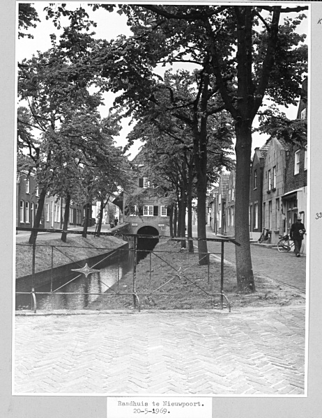 Het stadhuis en de Binnenhaven in Nieuwpoort, 1969