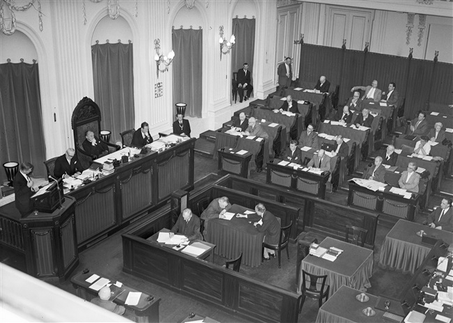 Vergadering van de Provinciale Staten van Zuid-Holland in de vroegere zaal van de Tweede Kamer. Voorzitter is Jan Klaasesz, commissaris van de Koningin.