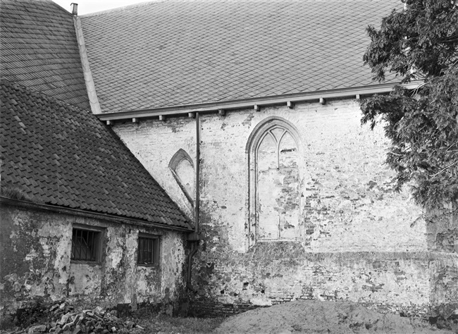Zuidgevel van de hervormde kerk. In oktober werd begonnen met de restauratie van de kerk.