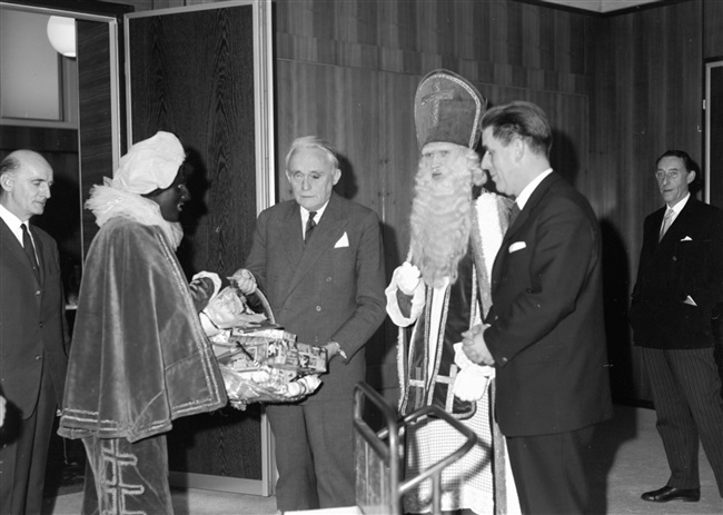 Sinterklaas en Ies Keijzer, burgemeester van Moerkapelle, bezoeken de commissaris van de Koningin Jan Klaasesz.