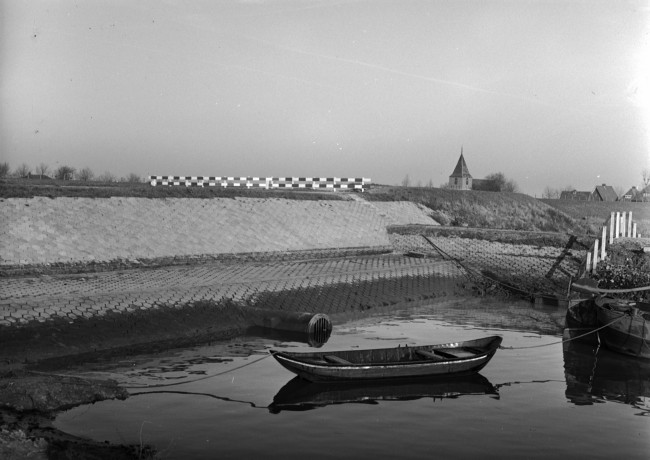 Oorspronkelijke titel 'duiker bij Schoonhoven', maar waarschijnlijk een duiker in de Lekdijk bij Nieuwpoort.