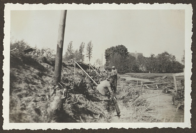 Werkers maken een lage oeverbescherming in Hoogmade, 1933