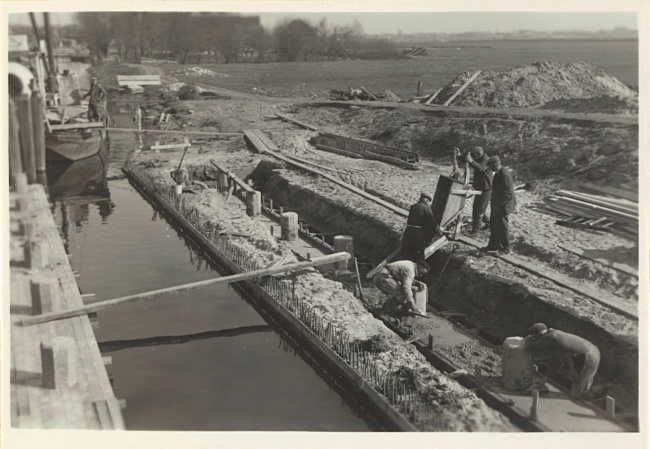 Bouw van Hooghkamerbrug tussen Leiden en Voorschoten, 1947