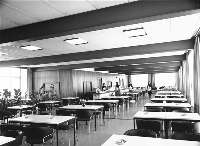 De kantine op de negende etage van het provinciehuis. Na 1995 is dit gebouw aan de Koningskade vervangen door nieuwbouw.