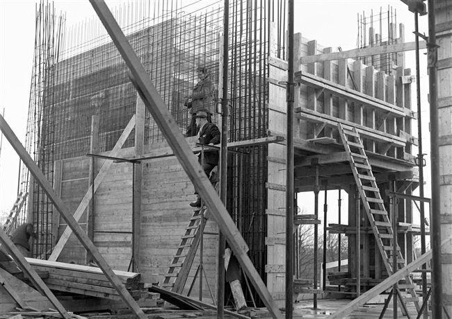 Betonwerkzaamheden bij het trappenhuis van het in aanbouw zijnde provinciehuis.