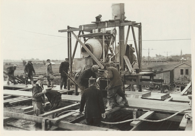 Bouw van Hooghkamerbrug tussen Leiden en Voorschoten, 1947
