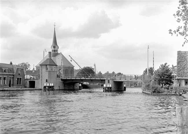 De Woubrugsebrug over de Woudwetering met links de Dorpskerk.