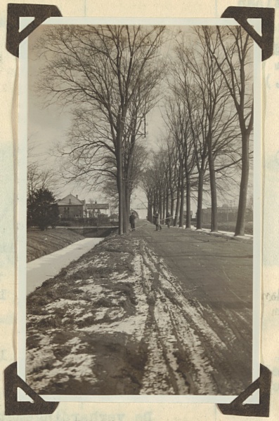 Oostlaan in Pijnacker vóór de wegverbetering, 1929