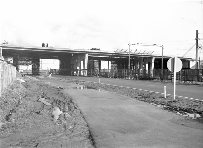 De S22. Viaduct over het spoor van de voormalige 'Hofpleinlijn'.