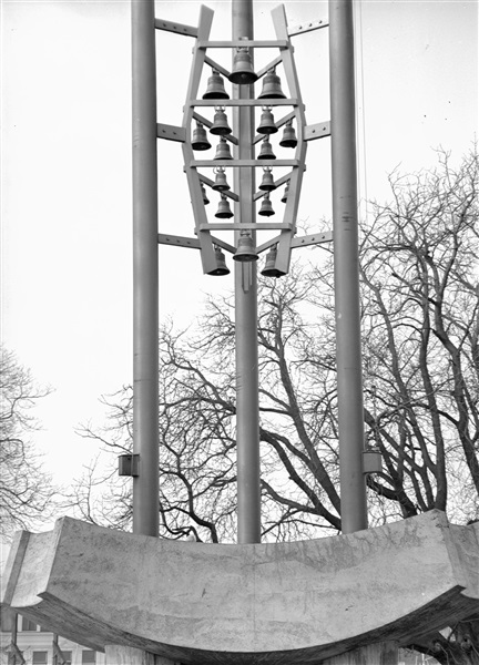 Carillon met 18 klokken geschonken door ingenieur Matlener bij de opening van het nieuwe provinciehuis. Het ontwerp is van projectarchitect ir. K. Polgár.