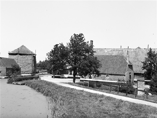 Een boerderij en een hooiberg aan de Weipoortse Vliet gezien vanaf de brug in het Weddepad.