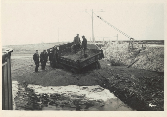 Bouw van Hooghkamerbrug tussen Leiden en Voorschoten, 1946