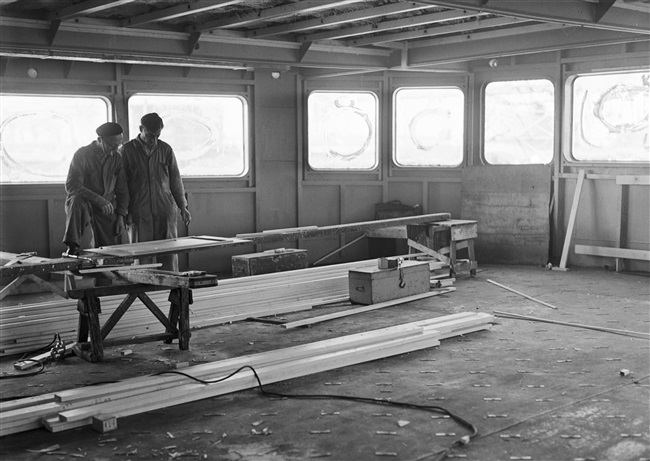 Scheepsbouwers aan het werk op de veerboot Haringvliet, bij een bezoek van gedeputeerde A.C.A. Deerenberg.