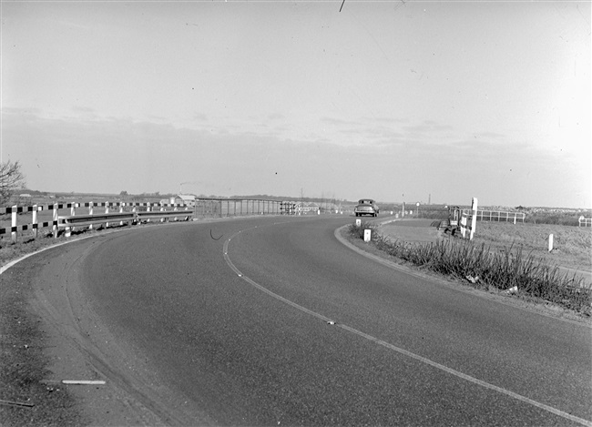 De Noordwijkerhoekbrug in de Tertiaire weg T2, de huidige N444, die onderdeel was van het Tertiair Wegenplan. Het weggedeelte op de voorgrond is Voorhout. De brug en de omgeving erachter is Noordwijk. In de verte de toren van de seminarie Nieuw Leeuwenhorst.