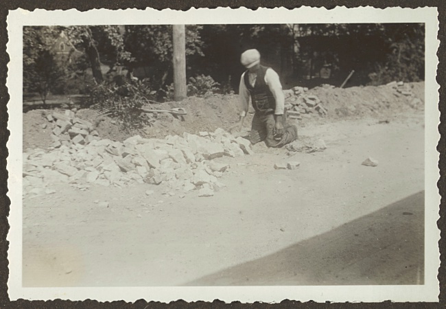 Van Klaverweijdeweg in Hoogmade krijgt stenen fundering, 1933