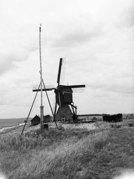 De Broekmolen met op de voorgrond een windkrachtmeter. De molen maalt het overtollige water uit de polder.