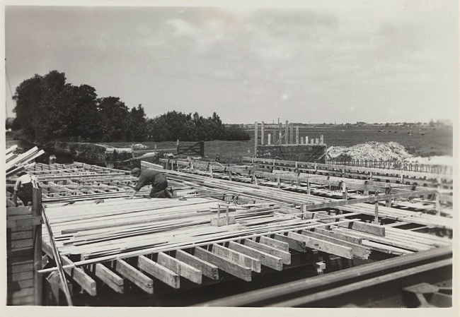 Bouw van Hooghkamerbrug tussen Leiden en Voorschoten, 1947