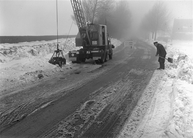 Kantonnier ruimt sneeuw op Stompwijkseweg bij Leidschendam