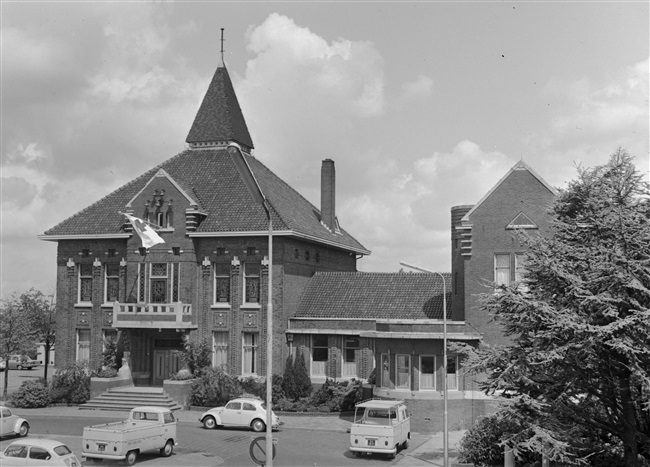 Het voormalige gemeentehuis aan het Raadhuisplein