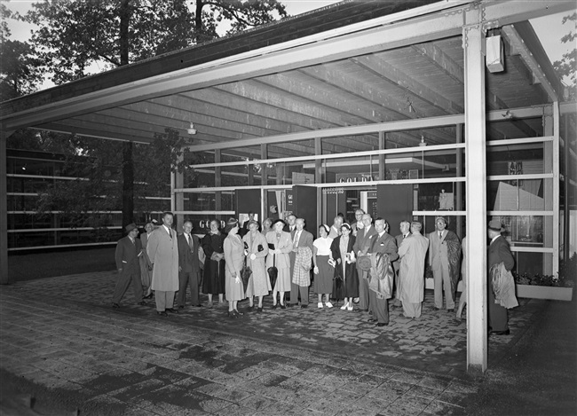 De Provinciale Staten van Zuid-Holland bezoeken de Nationale Energie Manifestatie 1955 (E55). De tentoonstelling laat zien wat Nederland tot stand heeft gebracht na de oorlog en de watersnoodramp.