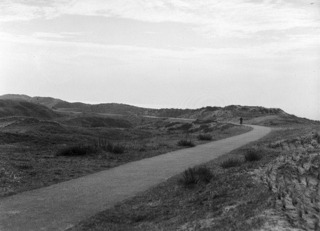 Fietspad door de duinen tussen Katwijk en Noordwijk. Door het aanleggen van fietspaden ontsluit de provincie Zuid-Holland natuurgebieden voor recreatie.