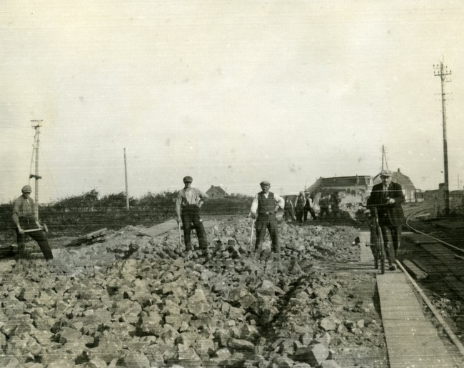 De aanleg van een weg door de Provinciale Waterstaat in Zuid-Holland. De foto is gemaakt tussen 1920 en 1940.