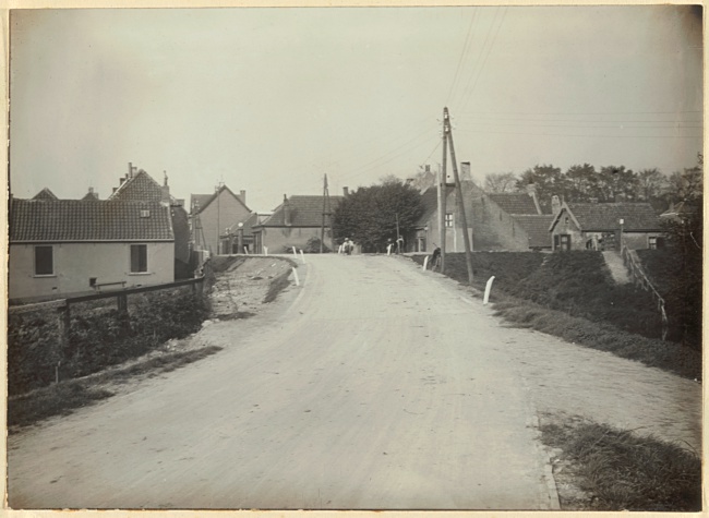 De verbeterde provinciale weg in Nieuwesluis, 1931