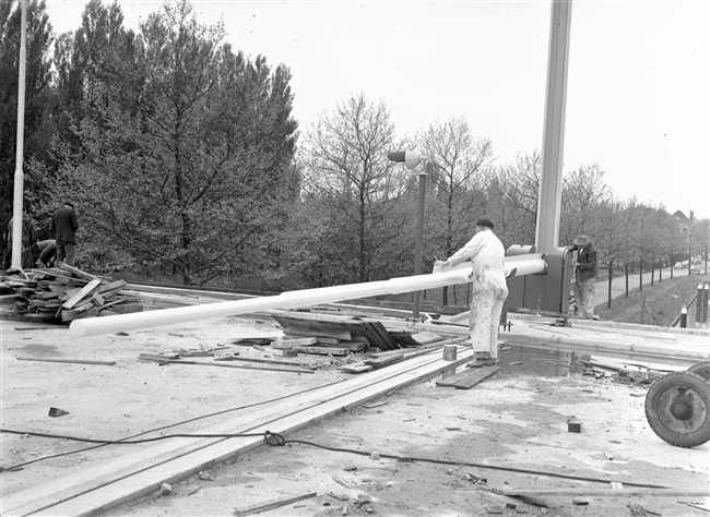 Schilders bij slagboom Sint Sebastiaansbrug in Delft, 1963