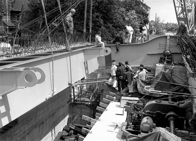 Monteren van bovenbouw Sint Sebastiaansbrug in Delft, 1960