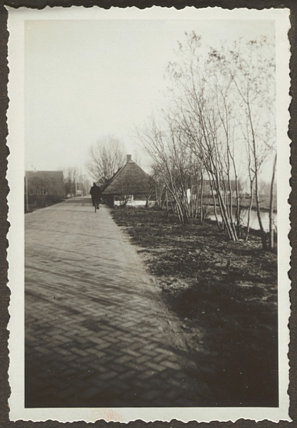 Van Klaverweijdeweg in Hoogmade na de verbetering, 1933