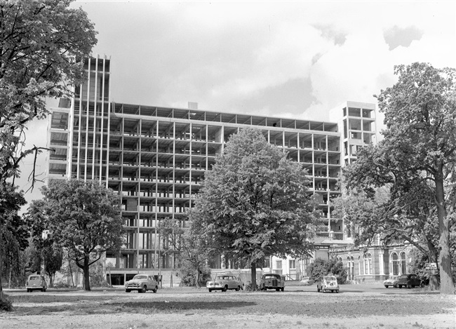 Betonskelet achtergevel van de hoogbouw van het nieuwe provinciehuis.