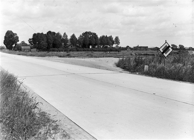 Aanleg van een T-kruising in de C.G. Roosweg, weg nr. 2 (huidige N210), door de Provinciale Waterstaat. De bovenste laag van deze weg is van beton. Rechts de Oude Spoorweg (huidige N207).