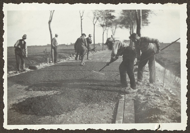 De weg Leiderdorp-Aardam wordt verbeterd, 1931