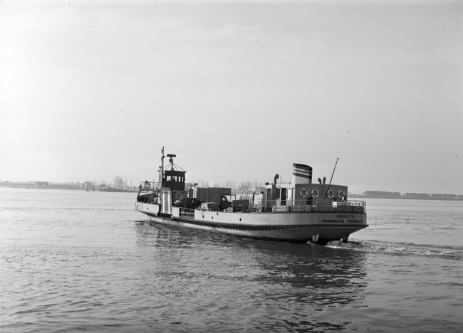 De veerboot Hoofdingenieur van Elzelingen, die in 1950 was verbouwd tot een moderner schip met dezelfde naam. De veerboot onderhield de veerdienst over de Nieuwe Waterweg tussen Maassluis en Rozenburg. Van Elzelingen was hoofdingenieur bij de Provinciale Waterstaat van 1908 tot 1927.