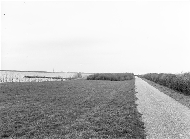 Het Brielse Meer. De provincie Zuid-Holland en tien gemeenten hebben dit recreatiegebied ontwikkeld na de afdamming van de Brielse Maas. Dit was in 1950.
