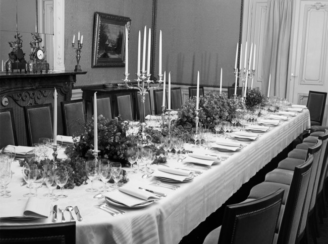 Een gedekte tafel in het gebouw aan het Korte Voorhout 1, waar het Provinciaal Bestuur van Zuid-Holland was gehuisvest. Het Corps Diplomatique was uitgenodigd voor een diner.