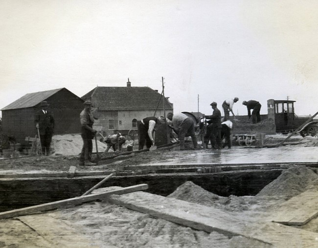 Het storten van beton. De foto is gemaakt tussen 1920 en 1940.