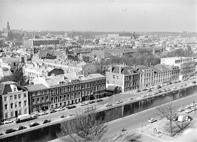 Uitzicht over Den Haag vanaf het voormalige provinciehuis. Op de voorgrond de Konigskade met vlak erachter de Koninginnegracht.