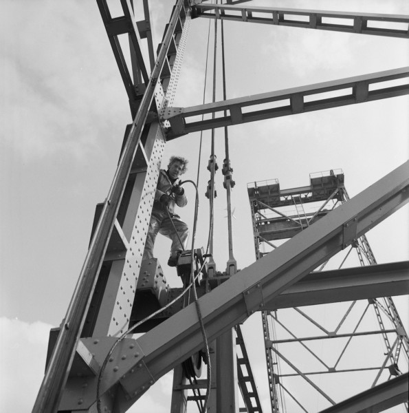Een monteur voert onderhoud uit aan de hefbrug Waddinxveen